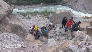 Pithoragarh: कैलाश मानसरोवर यात्रा मार्ग में टूटकर गिरा पहाड़, आवाजाही ठप, फंसी गाड़ियां; श्रद्धालु परेशान