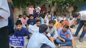 69000 शिक्षक भर्ती: अभ्यर्थियों ने की अधिकारियों पर भी कार्रवाई की मांग, बोले- उन पर भी हो एक्शन