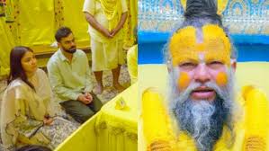 Virat Kohli: टेस्ट क्रिकेट से संन्यास के बाद संत प्रेमानंद से मिले विराट कोहली, साथ में दिखीं पत्नी अनुष्का