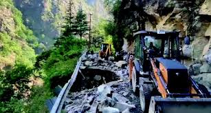Uttarkashi: यमुनोत्री हाईवे के पास भू-धंसाव, आवाजाही हुई बंद, सुबह से सैकड़ों श्रद्धालुओं के वाहन फंसे