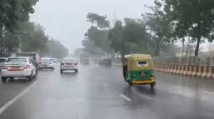 Delhi NCR Rains: दिल्ली में बारिश का इंतजार, नोएडा-गाजियाबाद में बरसे बदरा, मौसम विभाग का अलर्ट जारी