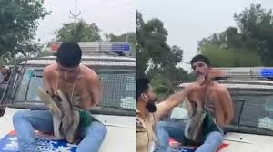 जम्मू में चोर की सरेआम परेड: चोरी के आरोपी को पुलिस ने गाड़ी के बोनट पर बैठाकर घुमाया, जूतों की माला पहनाई