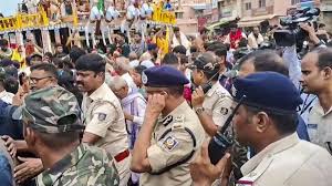Puri Stampede: पुरी भगदड़ मामले में ओडिशा सरकार की बड़ी कार्रवाई; दो अधिकारी निलंबित, DM-SP का हुआ तबादला