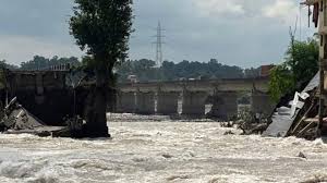 सीमांत गांव कोटली खेहरा की कहानी: रावी के उफान ने सब कुछ छीना, घर-खेत डूबे; अब गाद और गंदगी का डर