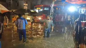 Rain: कोलकाता में साल भर में होने वाली बारिश का 20% एक रात में बरसा, 10 की मौत; दुर्गा पूजा पंडाल के हाल-बेहाल