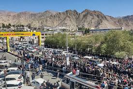 Leh Protest: लेह के हर कोने में सन्नाटा, हिंसक प्रदर्शन के बाद शहर बना छावनी, इंटरनेट बहाल लेकिन सड़कें सुनसान