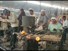 संभल का हेंडीक्राफ्ट, फिरोजाबाद का कांच उद्योग... मिडिल ईस्ट में युद्ध से UP के कारोबारियों पर संकट, हो रहा करोड़ों का नुकसान