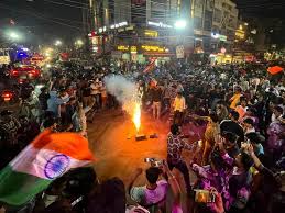 इंग्लैंड पर भारत की शानदार जीत, कानपुर में जश्न का माहौल; सड़कों पर उतरे क्रिकेट प्रेमी, हरभजन सिंह ने की टीम इंडिया की तारीफ