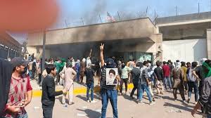 कराची, Pok के बाद अब लाहौर में अमेरिकी दूतावास पर हमला, गुस्साई भीड़ ने लगाई आग