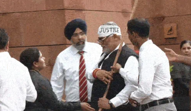 Parliament: पट्टी बांधकर संसद क्यों पहुंचे पप्पू यादव? छात्र आंदोलन-पुलिस कार्रवाई पर मोदी सरकार से पूछे सवाल