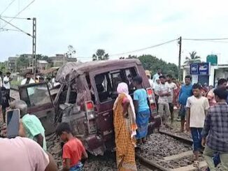 बंगाल के मुर्शिदाबाद में बड़ा हादसा! खुली क्रॉसिंग पर स्कूल वैन के उड़े परखच्चे; लापरवाही ने ली 2 मासूमों समेत 3 की जान
