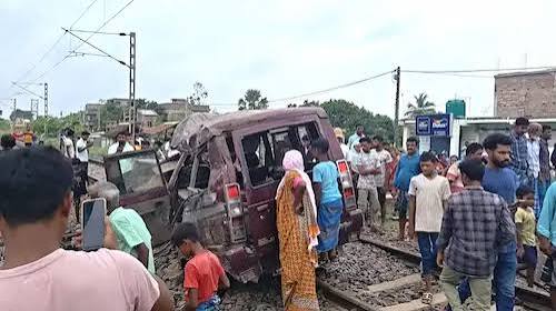 बंगाल के मुर्शिदाबाद में बड़ा हादसा! खुली क्रॉसिंग पर स्कूल वैन के उड़े परखच्चे; लापरवाही ने ली 2 मासूमों समेत 3 की जान