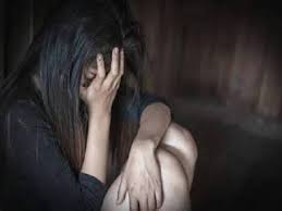 गुजरात में शर्मसार हुई इंसानियत! नाबालिग रेप पीड़िता की मदद कर रहे वकील पर ही लगा दुष्कर्म का आरोप