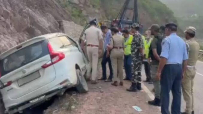 अमरनाथ जा रहे श्रद्धालुओं की इनोवा खाई में गिरी, जम्मू से पहलगाम जाते समय हुए हादसे में 5 जख्मी