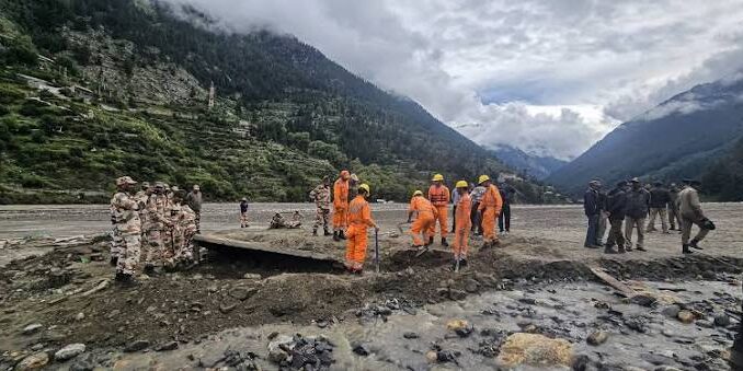 पहाड़ों में बरसी 'आफत' तो मैदान में आया 'सैलाब', 18 राज्यों में तूफानी बारिश; डूबी सड़कें, IMD का आया अलर्ट