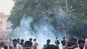 संसद भवन के पास प्रदर्शनकारियों का बवाल, सुरक्षाबलों ने मेन गेट किया बंद, पुलिस ने दागे आंसू गैस के गोले