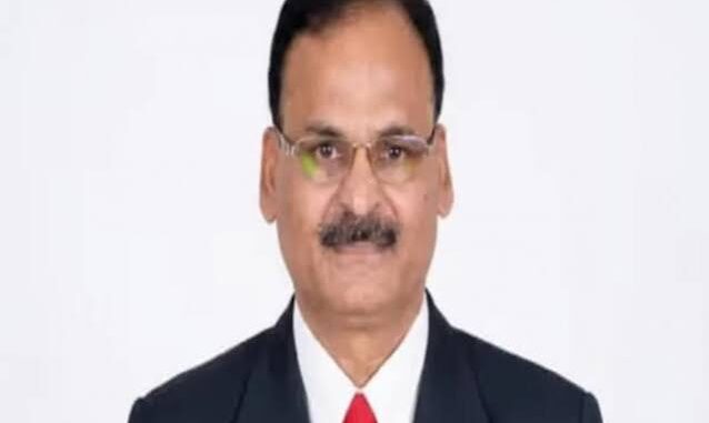 लाखों की सैलरी, फिर भी ₹40,000 का फर्जी आय प्रमाण पत्र: कैसे KPSC अध्यक्ष की बेटियों ने आरक्षण घोटाला कर पाई सरकारी नौकरी, पिता सस्पेंड