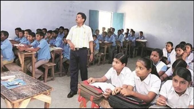 Single Teacher Schools in India: देश के 1 लाख से ज्यादा स्कूल सिर्फ एक शिक्षक के भरोसे, बड़ा खुलासा!