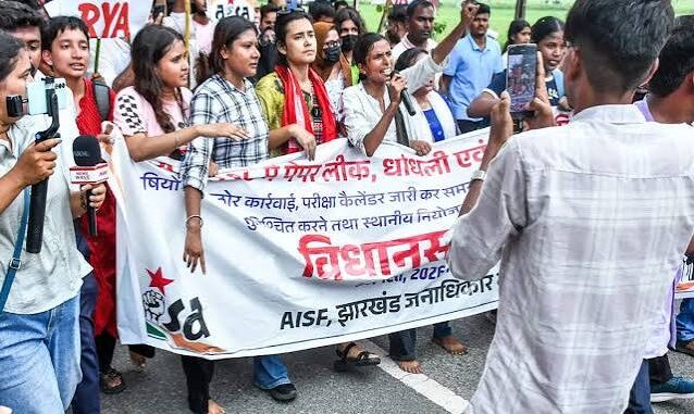 JPSC-JSSC Protest: Students break Police barricade during ‘Vidhan Sabha Gherao’ march in Ranchi