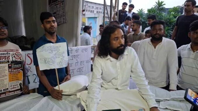 JPSC छात्र आंदोलनः देवेंद्र नाथ महतो का अनशन समाप्त, भूख हड़ताल रहेगी जारी