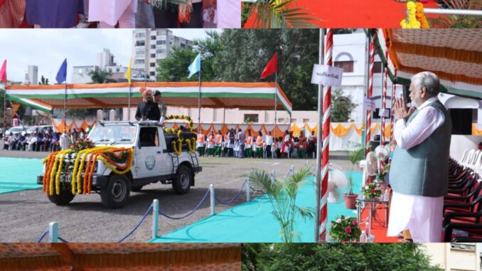  राजकोट में सांसद पुरुषोत्तम रूपाला जी ने फहराया तिरंगा, शहीदों को किया नमन और पौधारोपण कर दिया सकारात्मक संदेश