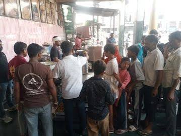 ‘मेरे नाम से खाइए, बिल हम देंगे’....यूट्यूबर अनुराग द्विवेदी का Free Food ऑफर मिलते ही उन्नाव की दुकानों पर उमड़ी भीड़