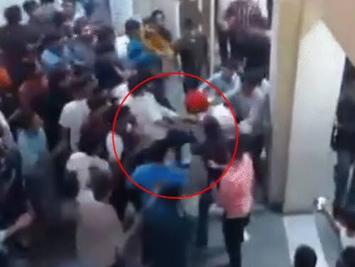 DU के सत्यवती कॉलेज में बवाल! छात्रों ने एक-दूसरे पर बरसाए डंडे, गाड़ियां भी फोड़ीं