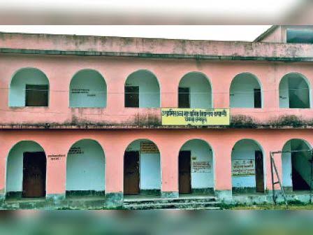 कलयुगी शिक्षक पर एक्शनः छात्राओं के साथ करता था गलत काम, आरोपी समेत प्रधानाध्यापिका भी निलंबित