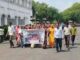 नीमच में SHG महिलाओं का हल्ला बोल: हाथ में बेलन-चकला लेकर सड़क पर उतरीं, बोलीं- 3 महीने से नहीं मिला मानदेय