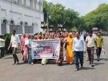 नीमच में SHG महिलाओं का हल्ला बोल: हाथ में बेलन-चकला लेकर सड़क पर उतरीं, बोलीं- 3 महीने से नहीं मिला मानदेय