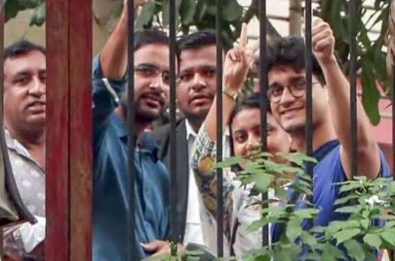 जंतर-मंतर पर प्रदर्शन पड़ा भारी: रांका-दास को पांच दिनों की न्यायिक हिरासत, तिरंगा लेकर पहुंचे थे सीजेपी नेताजंतर-मंतर पर प्रदर्शन पड़ा भारी: रांका-दास को पांच दिनों की न्यायिक हिरासत, तिरंगा लेकर पहुंचे थे सीजेपी नेता
