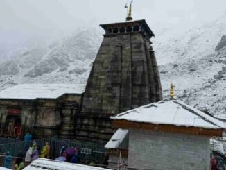 केदारनाथ: बर्फ की सफेद चादर में सजा बाबा केदार का धाम, बर्फबारी के बीच भी दर्शन कर रहे श्रद्धालु, तस्वीरें