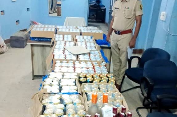 नवादा में अवैध शराब के खिलाफ बड़ी कार्रवाई, होटल से 224.680 लीटर बीयर बरामद, 3 गिरफ्तार
