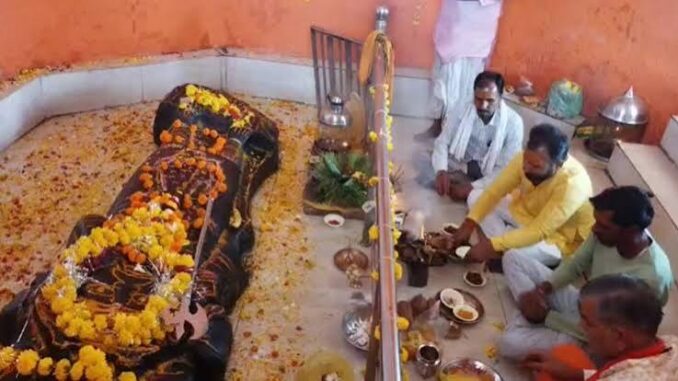 विदिशा के इस गांव में रावण दहन नहीं, बल्कि होती है 'रावण बाबा' की पूजा; शादी का पहला कार्ड भी यहीं चढ़ाया जाता है