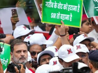 विपक्ष का विरोध मार्च: 'वोट चोरी' के मुद्दे पर अब आकाशवाणी भवन में डेरा, जमीन पर बैठे राहुल और प्रियंका गांधी