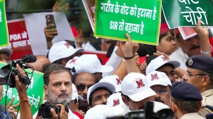 विपक्ष का विरोध मार्च: 'वोट चोरी' के मुद्दे पर अब आकाशवाणी भवन में डेरा, जमीन पर बैठे राहुल और प्रियंका गांधी