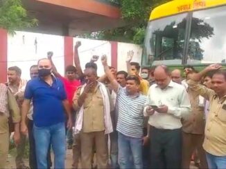यूपी: लखनऊ में रोडवेज चालकों-परिचालकों का प्रदर्शन, अवध बस स्टेशन कमता पर बसों का संचालन ठप; यात्री परेशान