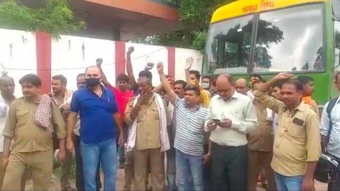 यूपी: लखनऊ में रोडवेज चालकों-परिचालकों का प्रदर्शन, अवध बस स्टेशन कमता पर बसों का संचालन ठप; यात्री परेशान